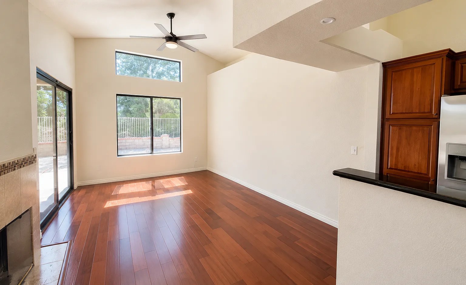 3 bed, 1123 sqft, $4,200 — Photo 4