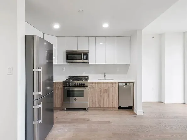 557 Hart Street 3A image 1 of 4