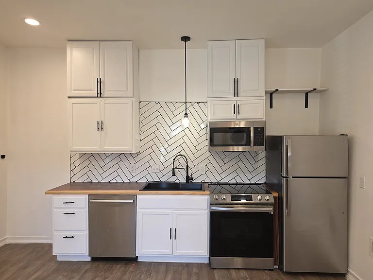 127 W 8th St #25 — Photo 4
