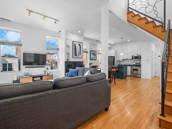 2nd image of 1542 N Wood St APT 2R
