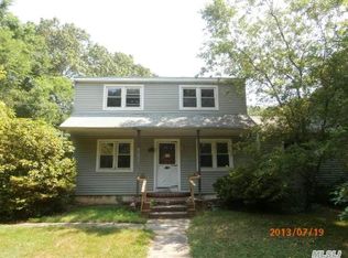 11 Roberts Rd, Shirley, NY 11967