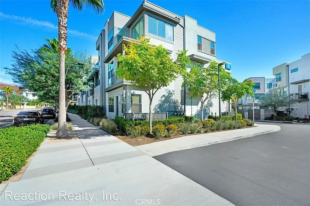 2 bed, 1002 sqft, $3,000 — Photo 2