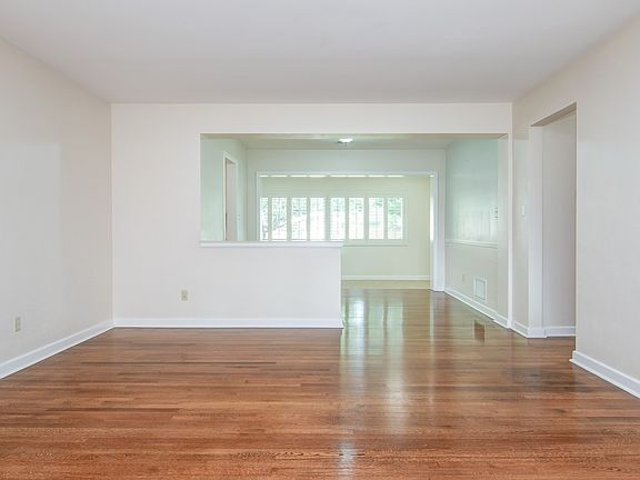 2nd image of 1401 N Forest Ave
