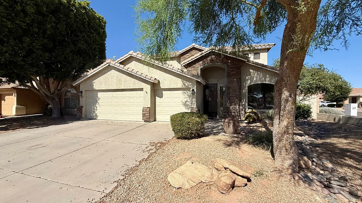 5 bed, 3.0 bath, 3097 sqft, $3,799 — Photo 2