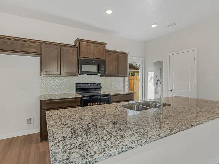 601 W 24th St — Photo 5