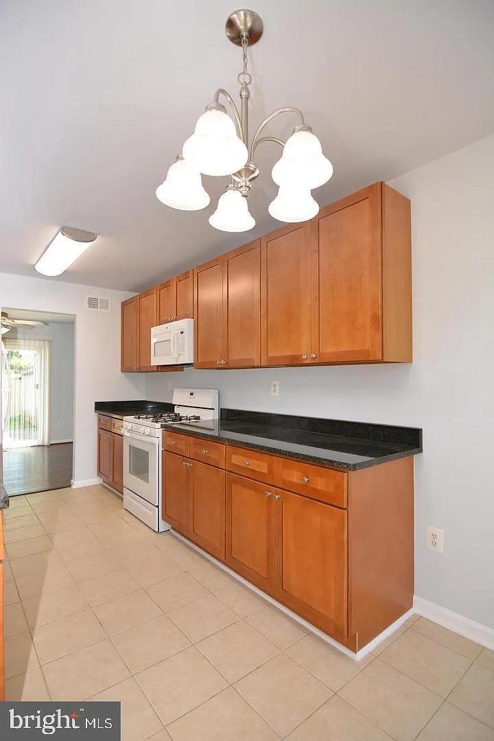 3 bed, 2.5 bath, 1732 sqft, $2,800 — Photo 3
