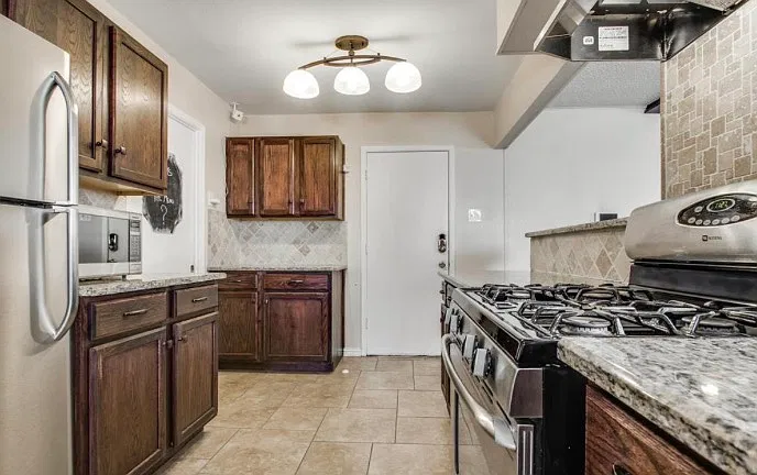 3 bed, 1368 sqft, $2,650 — Photo 3