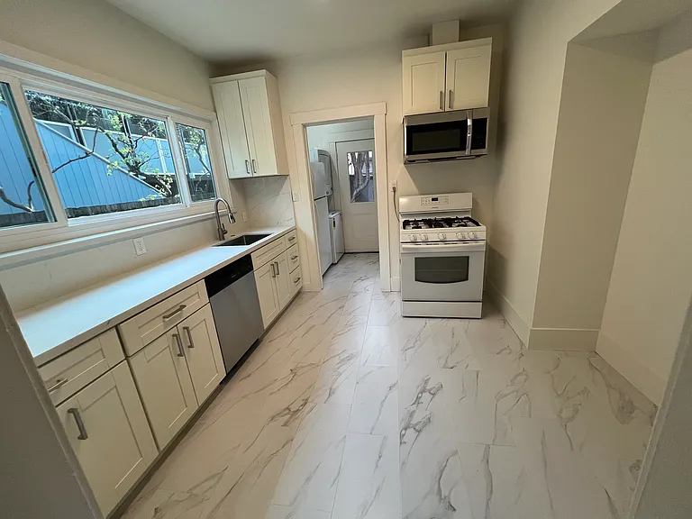 400 Webster St — Photo 4