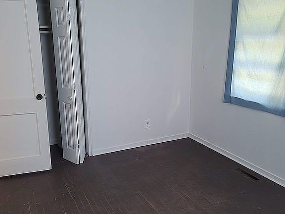 3 Bedrooms with hardwood 