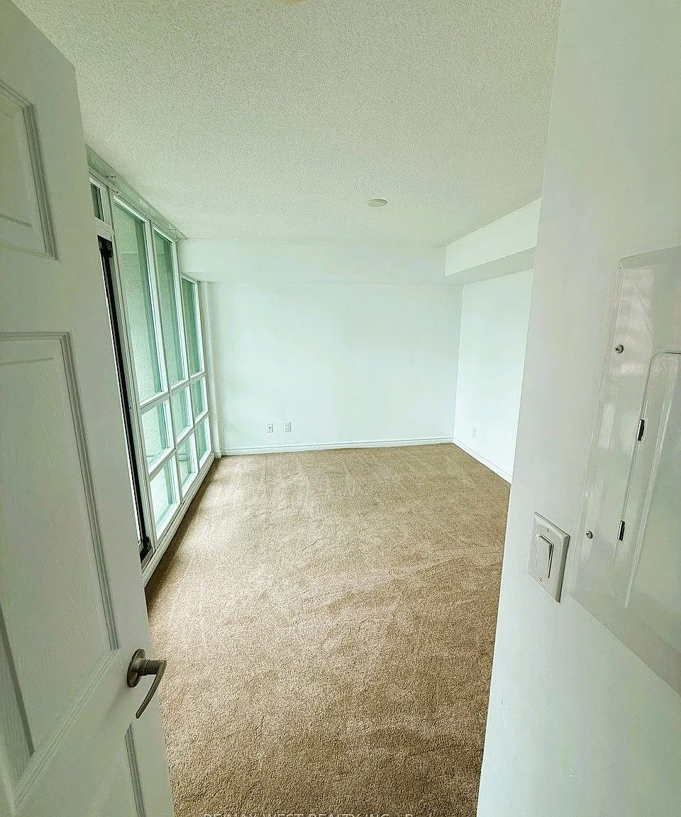 208 Enfield Pl — Photo 3