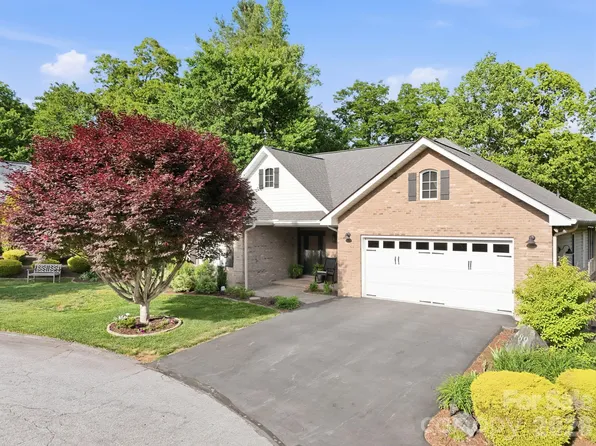 89 Dallas Dr, Hendersonville, NC 28739