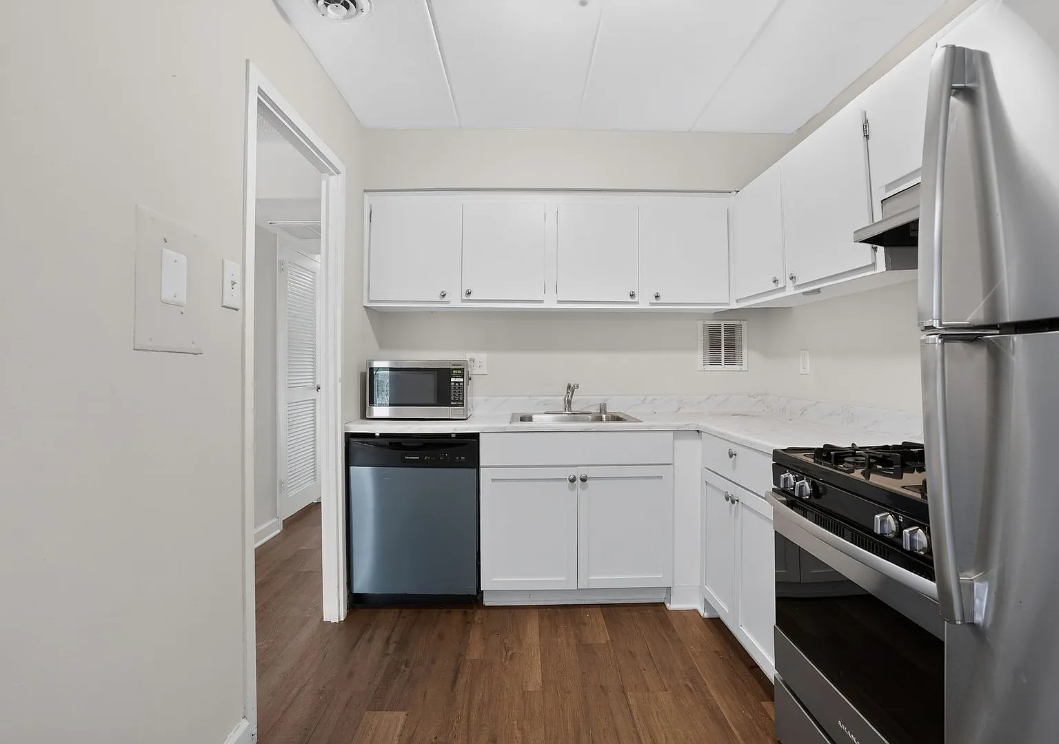 Welcome home to this bright and inviting 2Bd/1Bth condo in the sought-after Huntington Club commu... — Photo 1