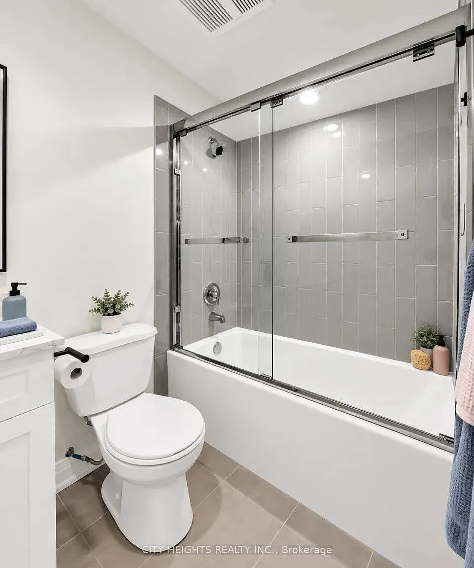 4 bed, $2,400 — Photo 2
