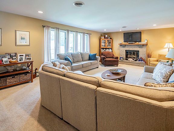 5th image of 889 Westminster Dr