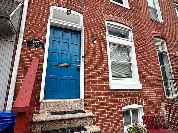 2nd image of 1922 Gough St Unit 2