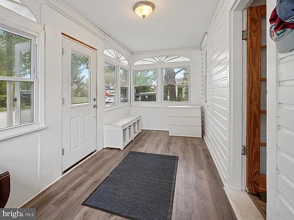 3rd image of 943 Tennis Ave