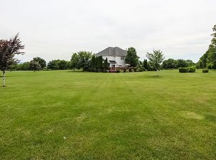 3 Spring Run Ln, Stewartsville, NJ 08886