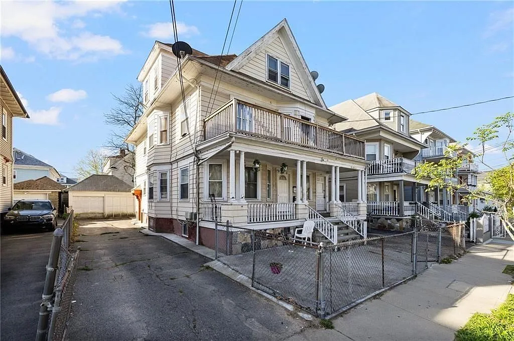 3 bed, 1.0 bath, 1255 sqft, $1,900 — Photo 2