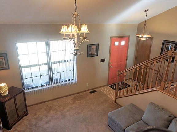 Vaulted Ceilings & Open Layout