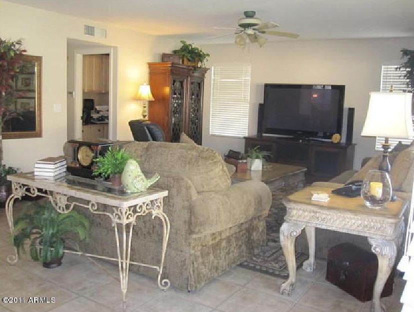 Large Family Room (2)
