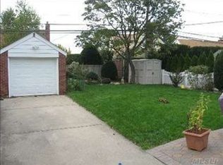 35 Eric Ln, New Hyde Park, NY 11040