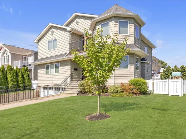 22 Sintsink Drive W, Port Washington, NY 11050