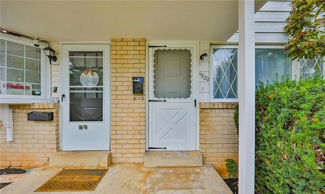 3 bed, 1.5 bath, 1402 sqft, $2,000 — Photo 4