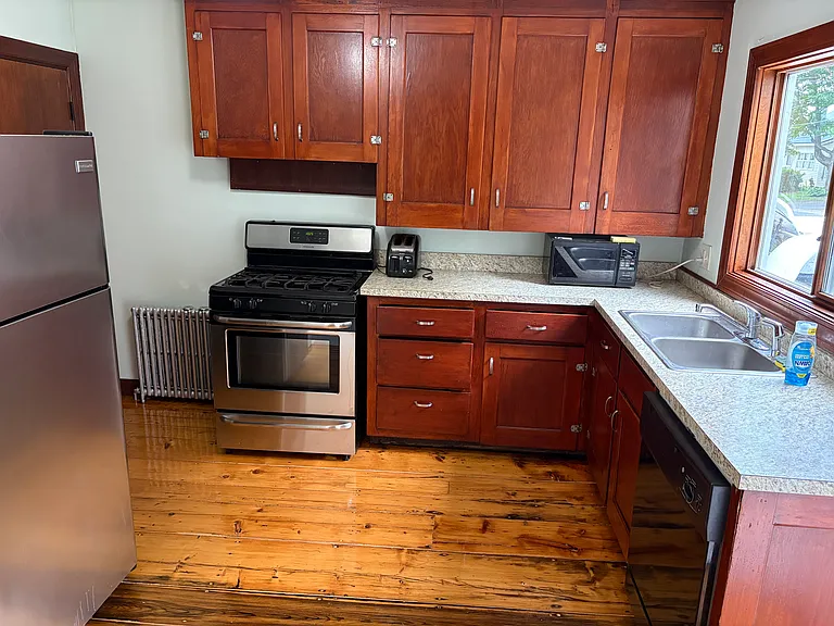 8 Maple St — Photo 3