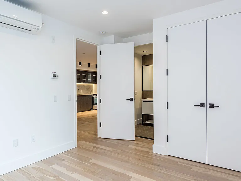 4 N Henry #3B — Photo 17