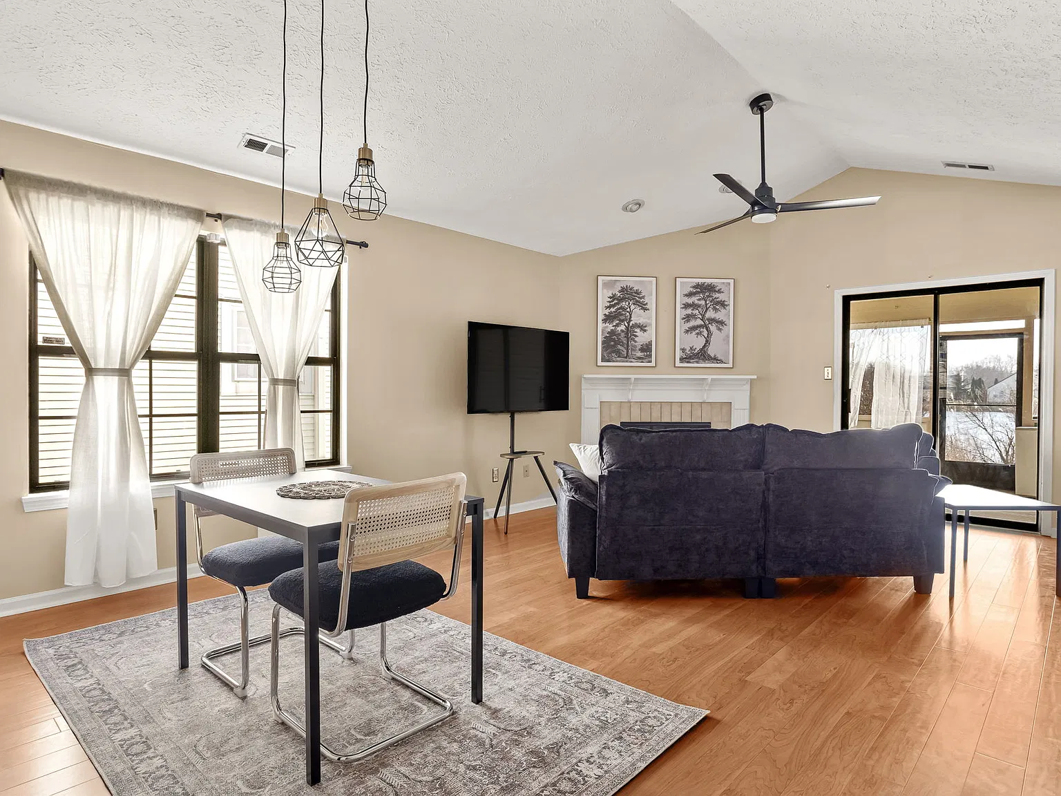 2 bed, 1111 sqft, $2,400 — Photo 1
