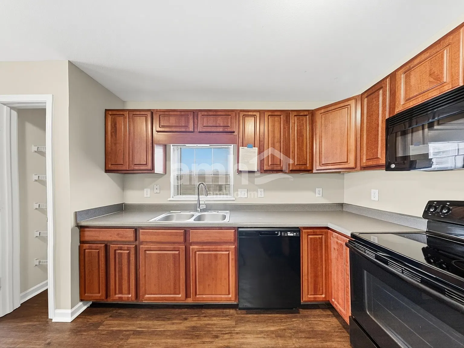 3 bed, 2.0 bath, 1301 sqft, $1,750 — Photo 3