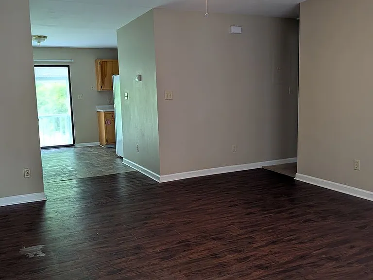 2555 Chateau Ln — Photo 2
