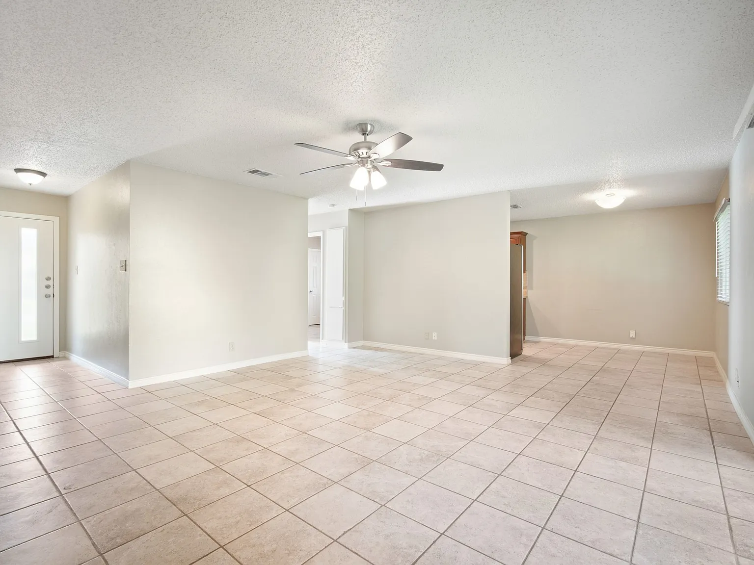 3 bed, 1182 sqft, $1,895 — Photo 4