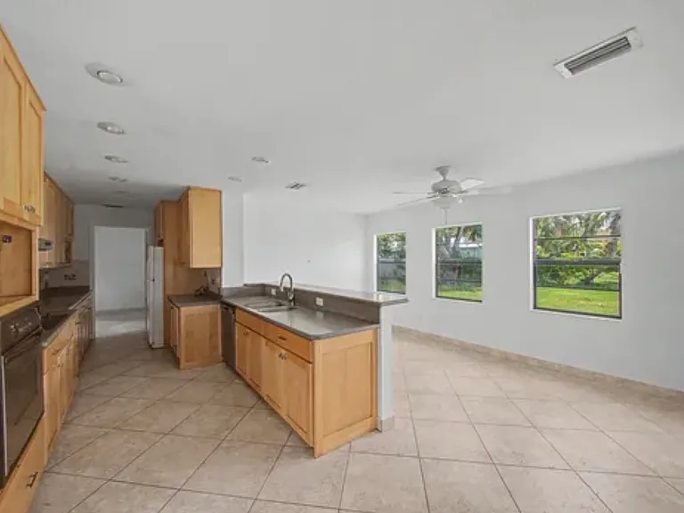 1149 SW Hogan St — Photo 4