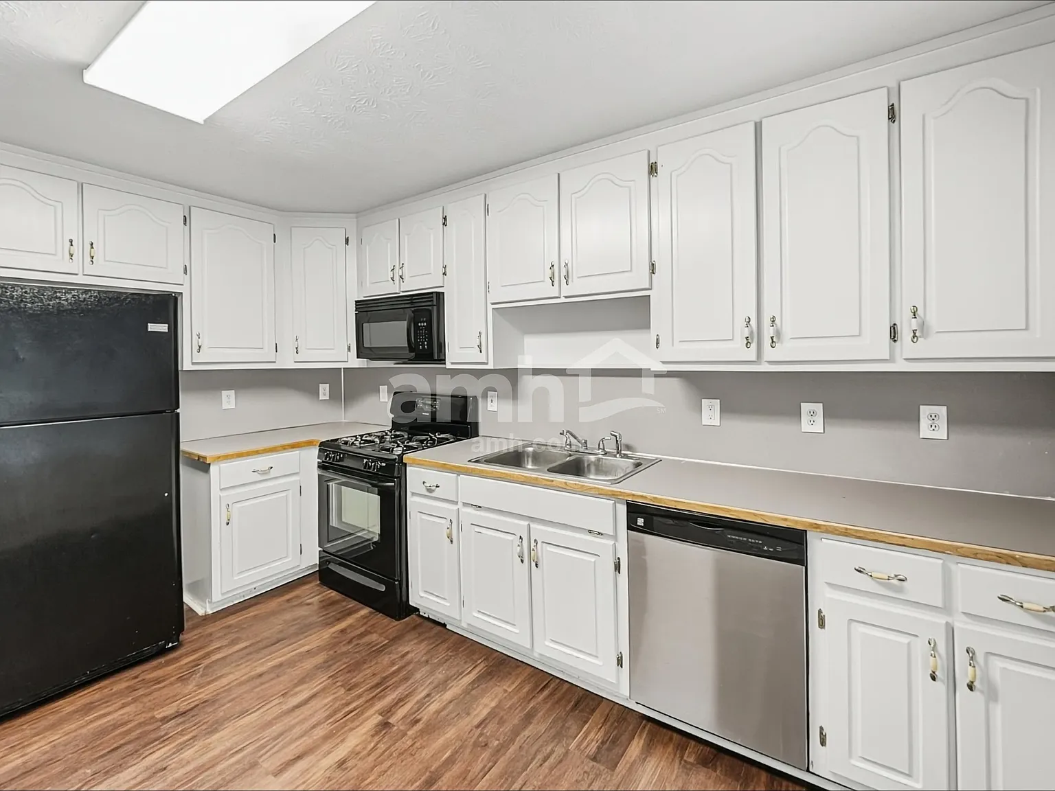 3 bed, 3.0 bath, 2436 sqft, $2,525 — Photo 3
