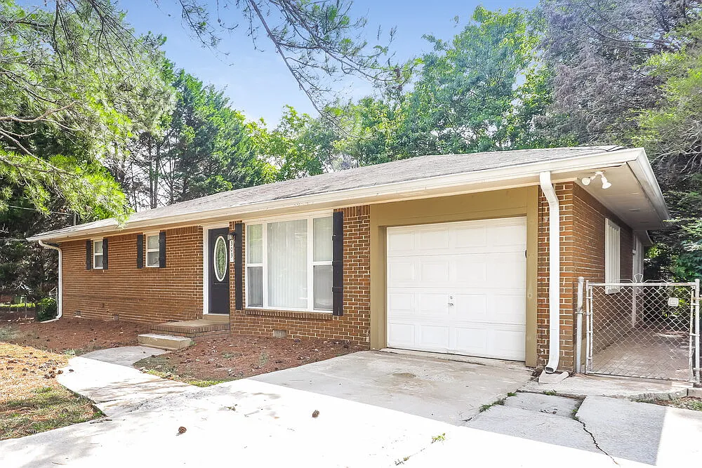 3 bed, 1.5 bath, 1040 sqft, $1,695 — Photo 3