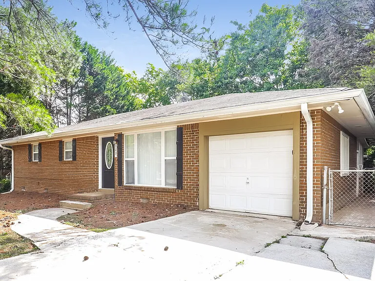 303 Mercer Dr — Photo 1