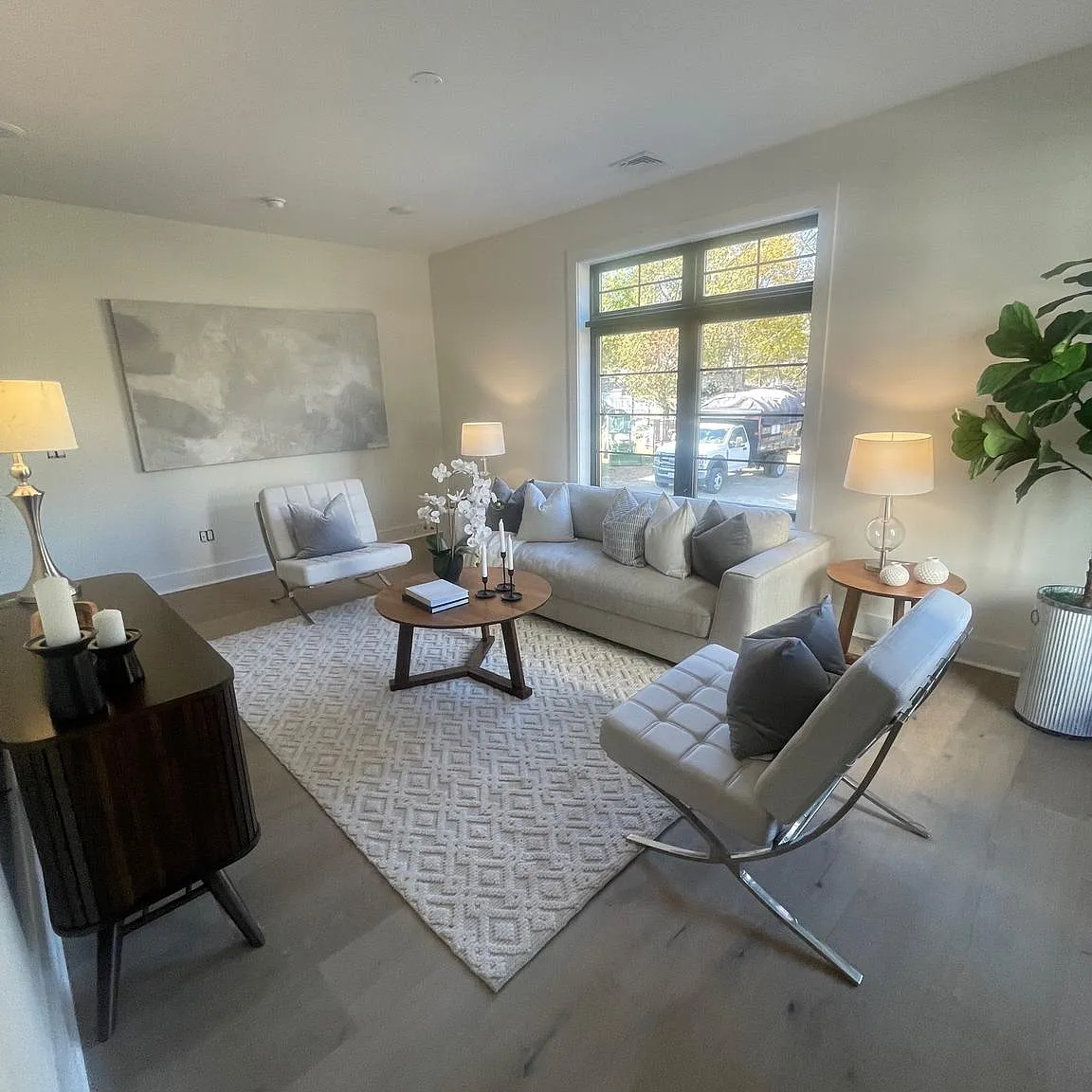 4 bed, 2300 sqft, $4,400 — Photo 1