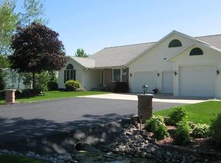 2820 Summerset Cir, Suamico, WI 54173