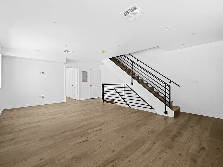 6830 Hazeltine Ave — Photo 50