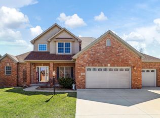 1510 Beaver Lake Dr, Mahomet, IL