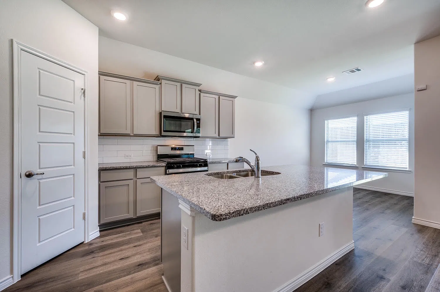 3 bed, 1639 sqft, $2,200 — Photo 2