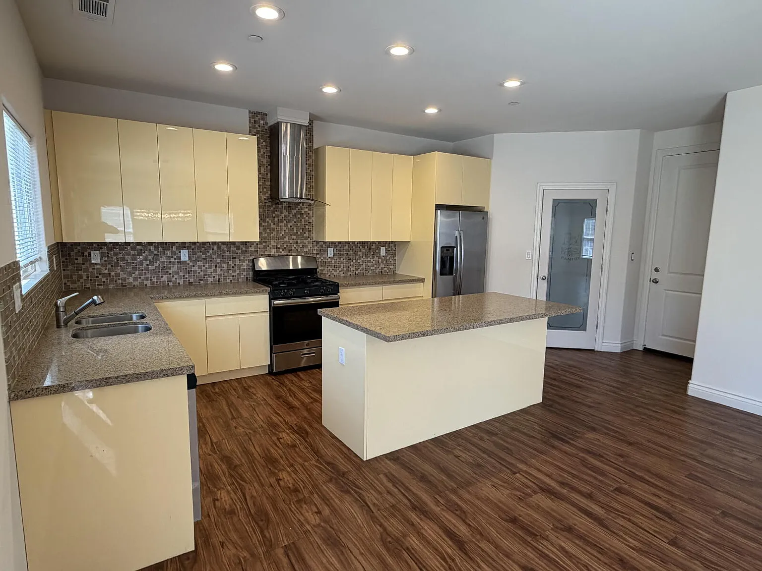 4 bed, 3.0 bath, 2139 sqft, $2,250 — Photo 2