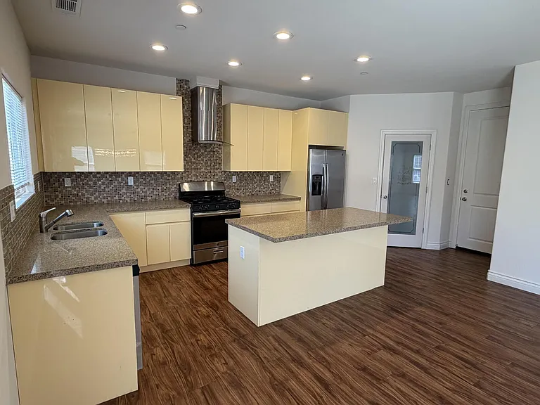 1354 Cassis Dr — Photo 2