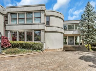 9 Dock Ln, Great Neck, NY 11024