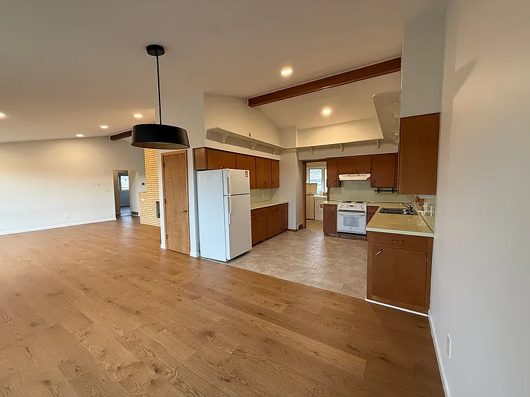 221 Grandview Dr — Photo 5