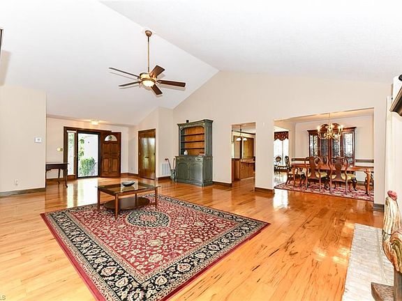 4th image of 147 E Plantation Cir