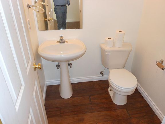 5th image of 10607 NE 60th Ct