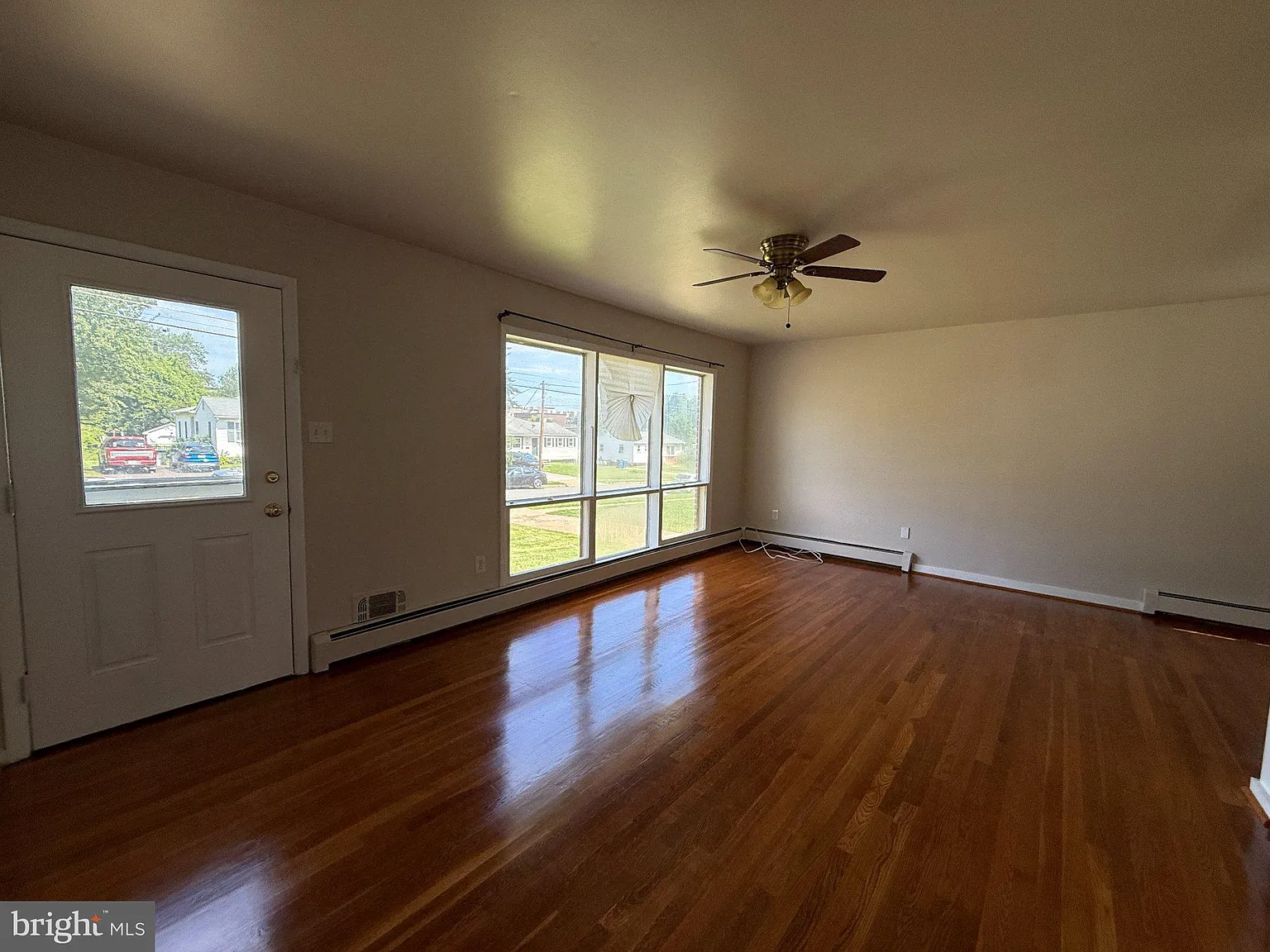 3 bed, 2.0 bath, 1547 sqft, $3,299 — Photo 3