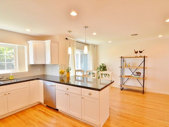Kitchen & Breakfast Area